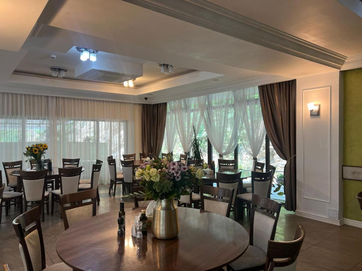 Hotel Holiday Maria Baile Herculane Ngoại thất bức ảnh