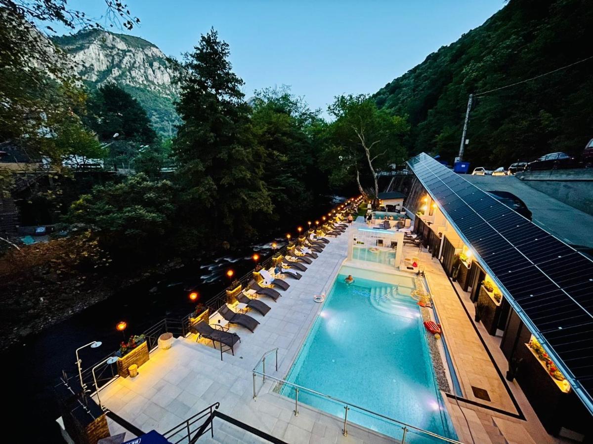 Hotel Holiday Maria Baile Herculane Ngoại thất bức ảnh