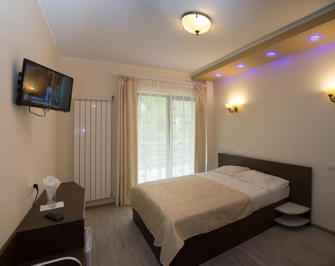 Hotel Holiday Maria Baile Herculane Ngoại thất bức ảnh