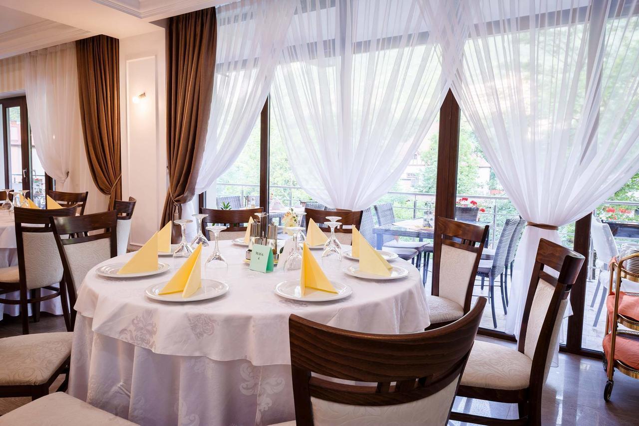 Hotel Holiday Maria Baile Herculane Ngoại thất bức ảnh