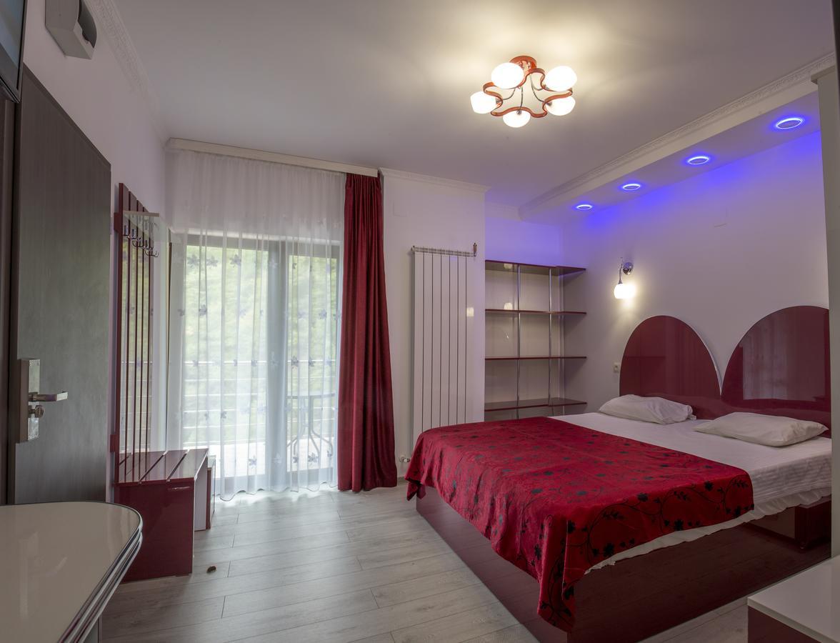 Hotel Holiday Maria Baile Herculane Ngoại thất bức ảnh