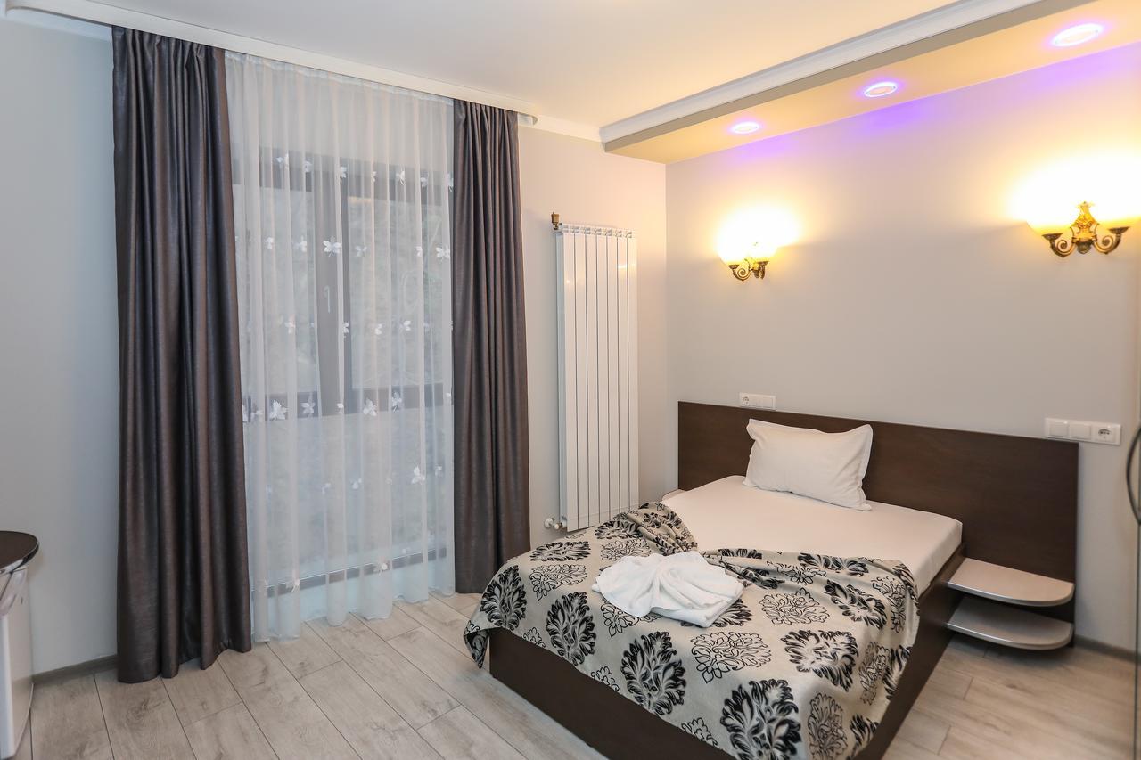 Hotel Holiday Maria Baile Herculane Ngoại thất bức ảnh