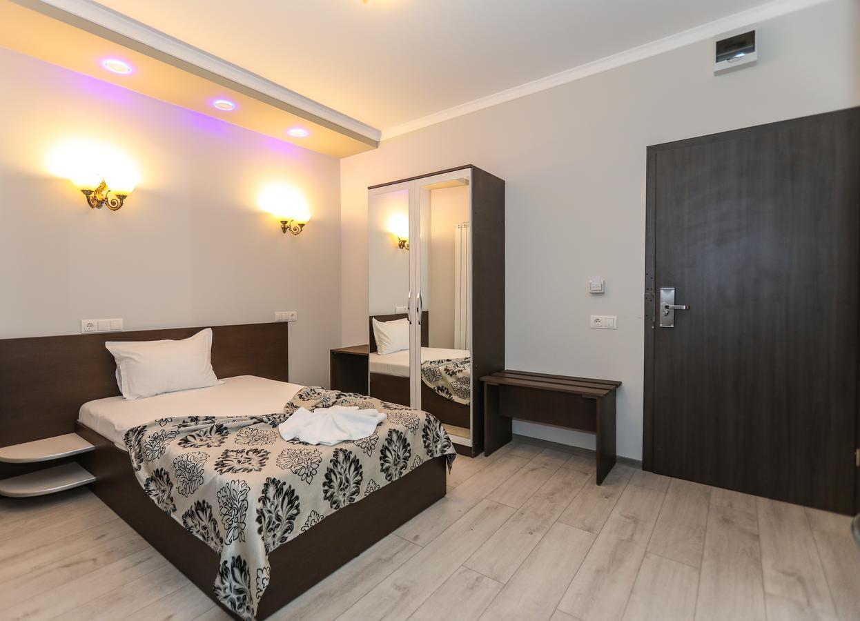 Hotel Holiday Maria Baile Herculane Ngoại thất bức ảnh